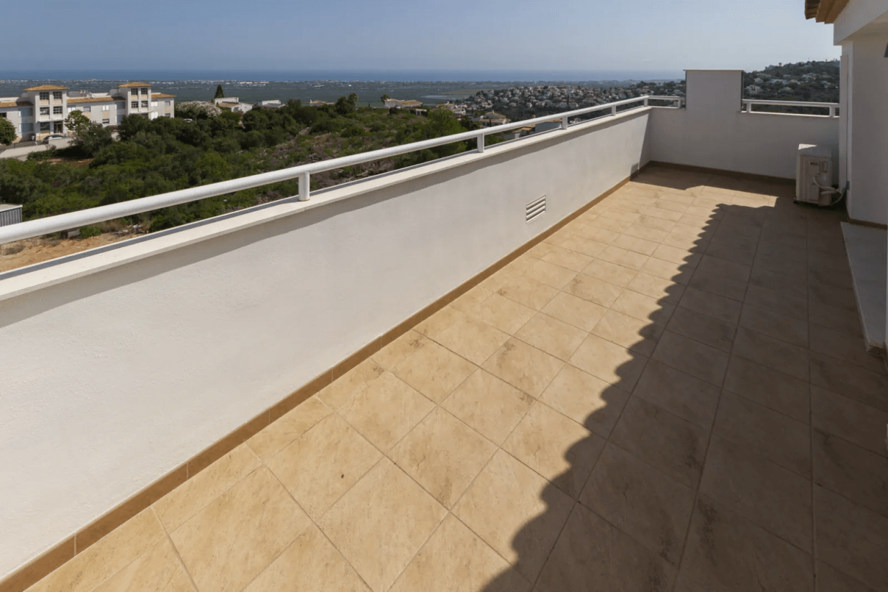 Superbe appartement duplex penthouse de 2 chambres dans un endroit calme avec vue imprenable sur le Monte Pego