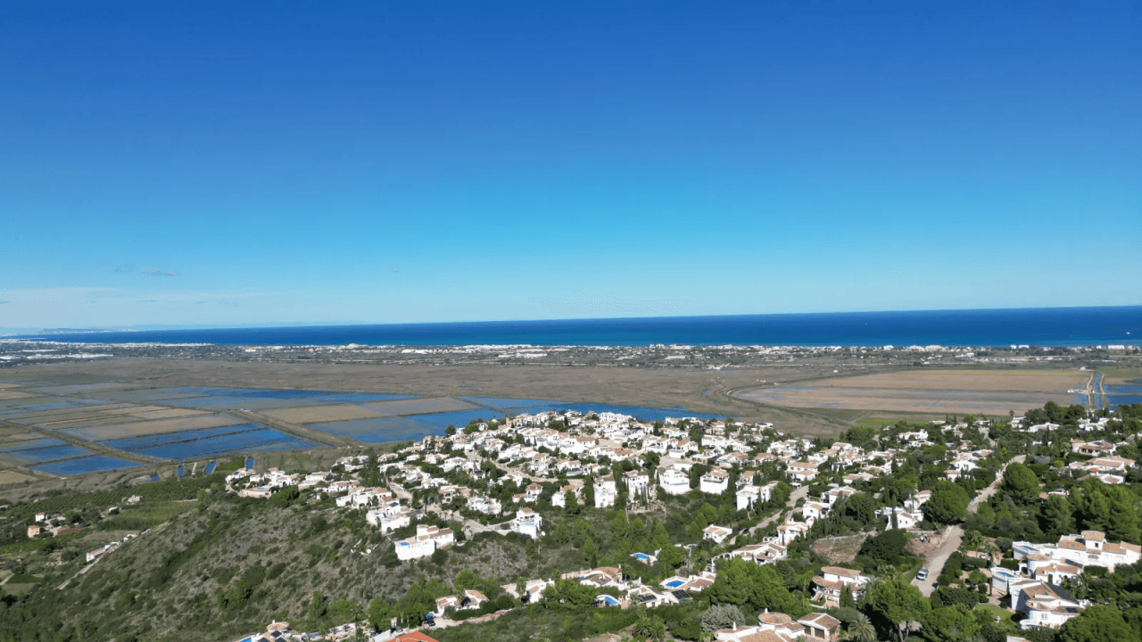 Fantastic building plot (gap) at the end of a dead end road surrounded by luxury villas on Monte Pego