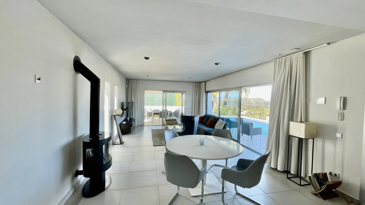 Villa zu verkaufen in Orba: Minimalistischer Luxus mit fantastischer Aussicht