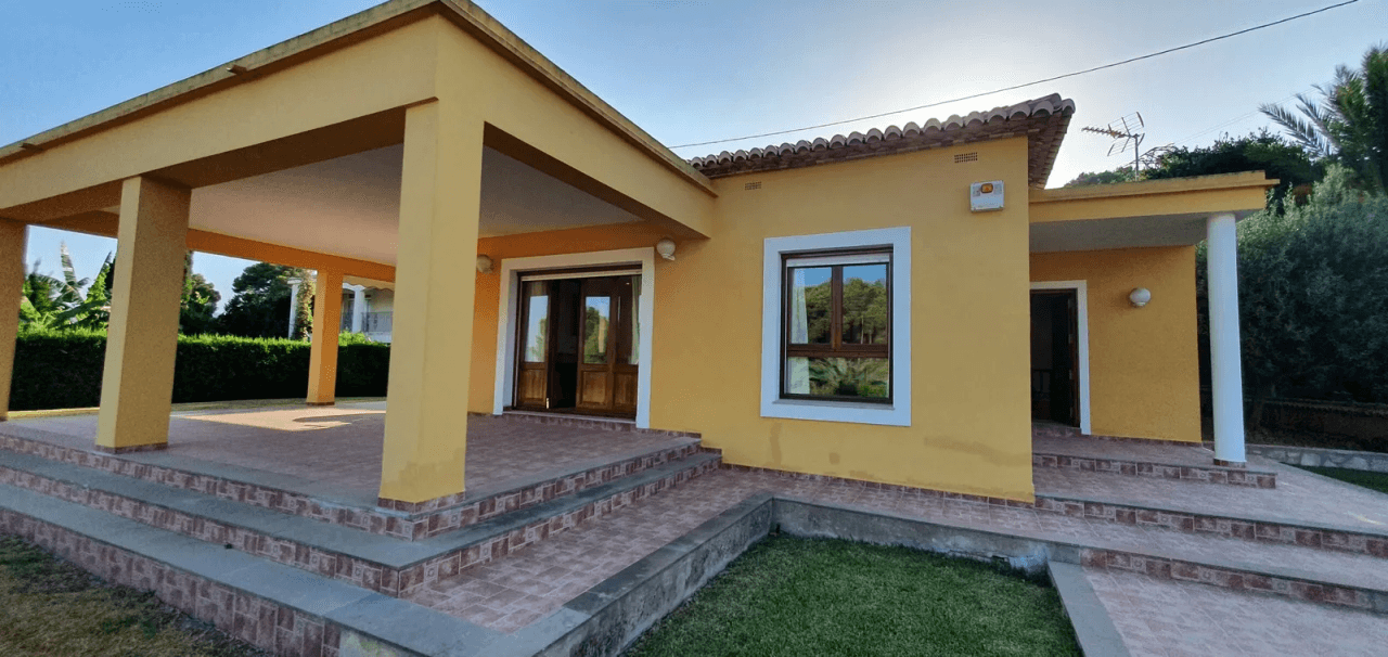 Mansión muy bien cuidada en excelente zona residencial en Oliva XL parcela