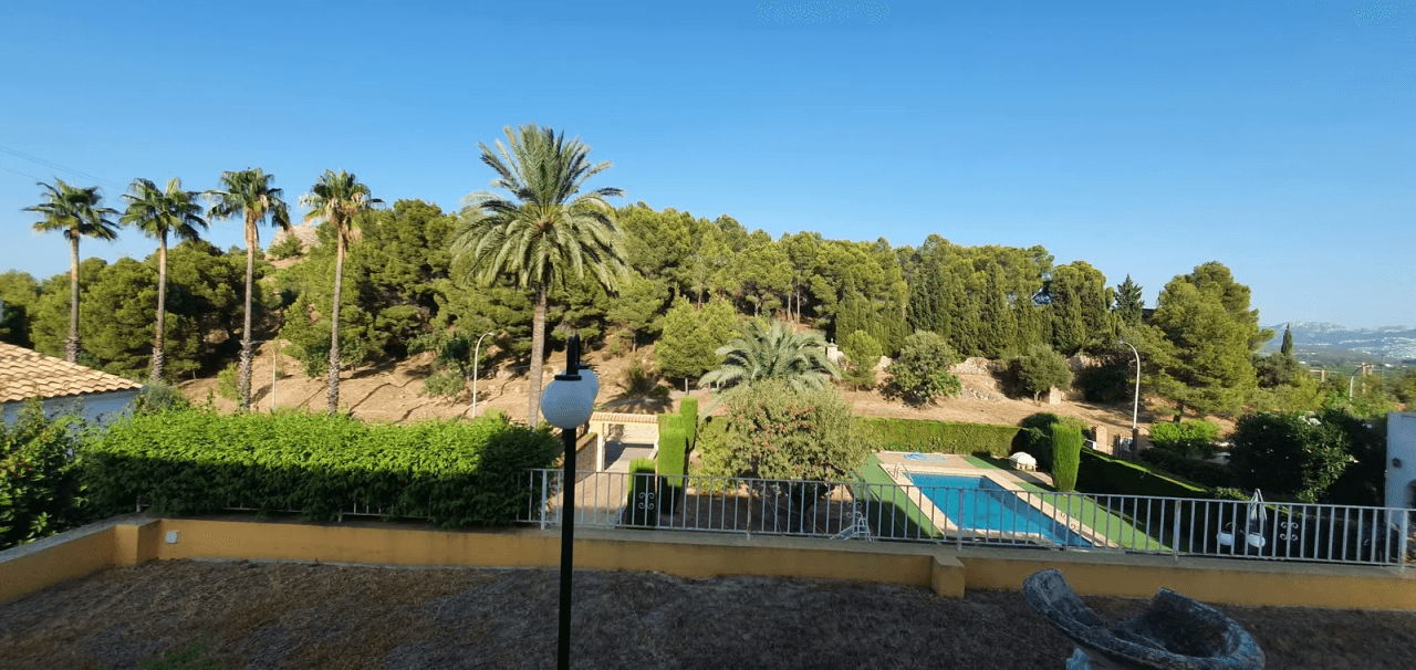 Mansión muy bien cuidada en excelente zona residencial en Oliva XL parcela