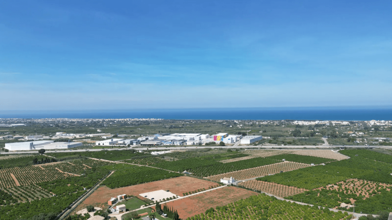 Parcela de construcción en Oliva, cerca de Font Salada, en una ubicación elevada con vistas panorámicas.