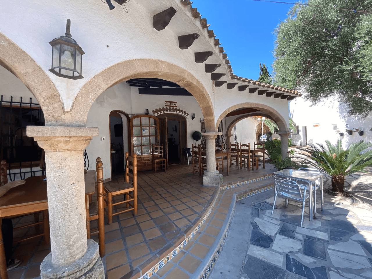 Restaurant avec piscine, grand terrain en excellent emplacement, maison, garage et plus.
