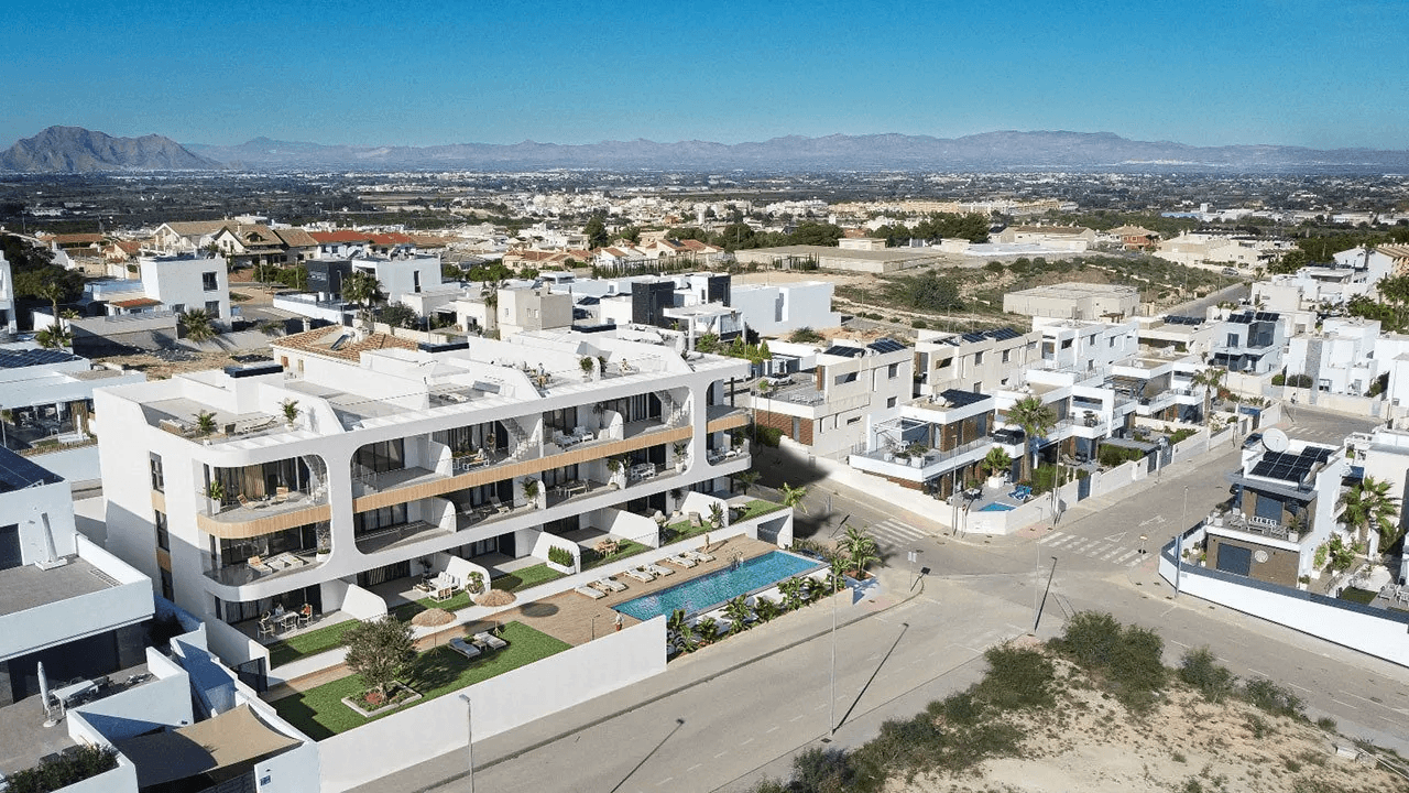 Penthouses avec 3 chambres, 2 salles de bain, terrasse sur le toit et piscine communautaire