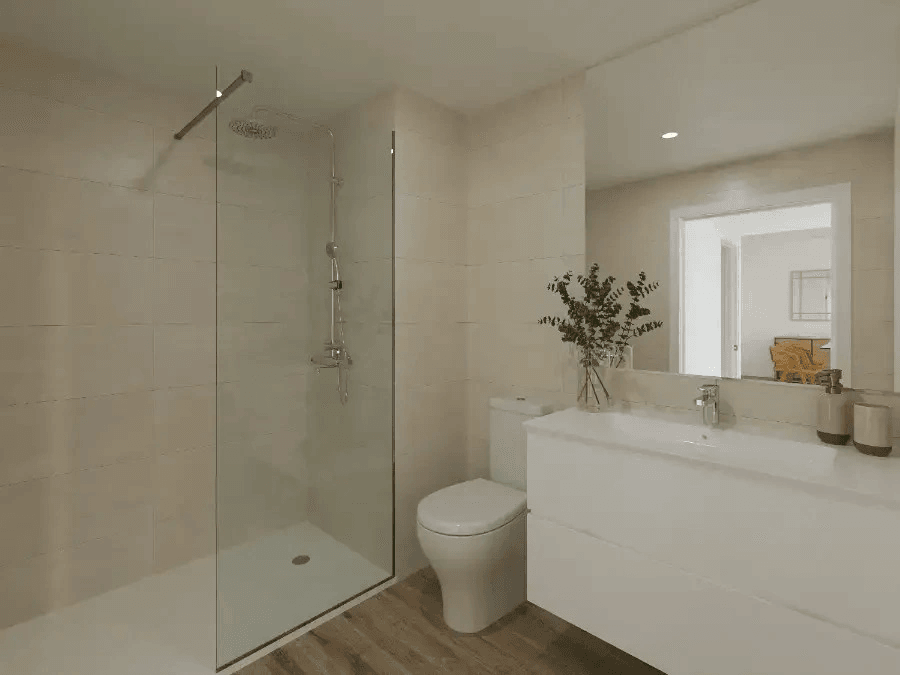 Appartement neuf exclusif de 3 chambres avec piscine, place de garage et débarras