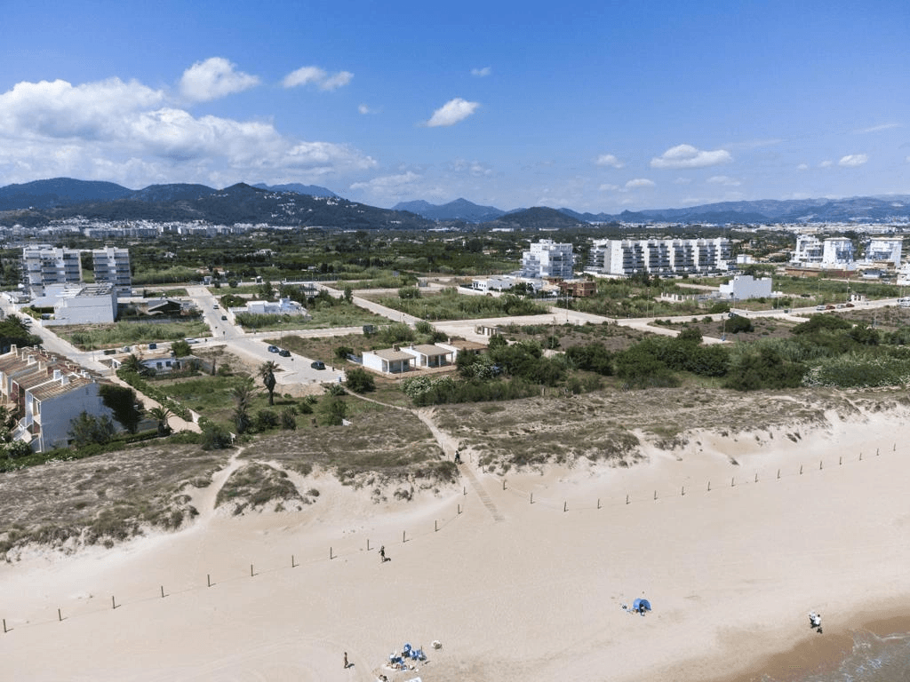 Villa de lujo de nueva construcción con acceso directo a la playa a poca distancia del puerto y del campo de golf.