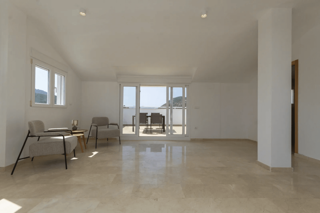 Superbe appartement duplex penthouse de 3 chambres dans un endroit calme avec vue imprenable sur le Monte Pego