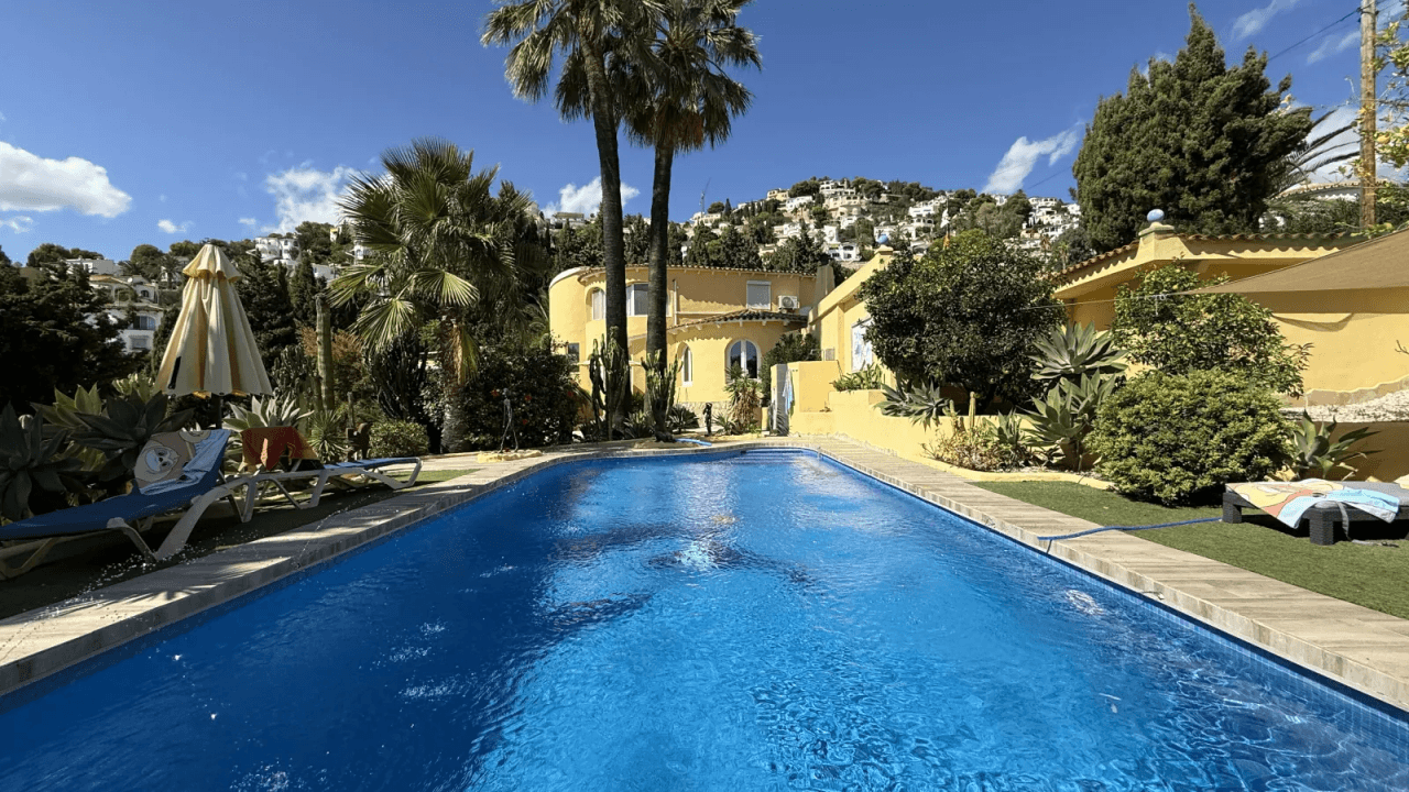 Große Villa auf Eckgrundstück mit Pool und Doppelgarage in Top-Lage Benissa Montemar