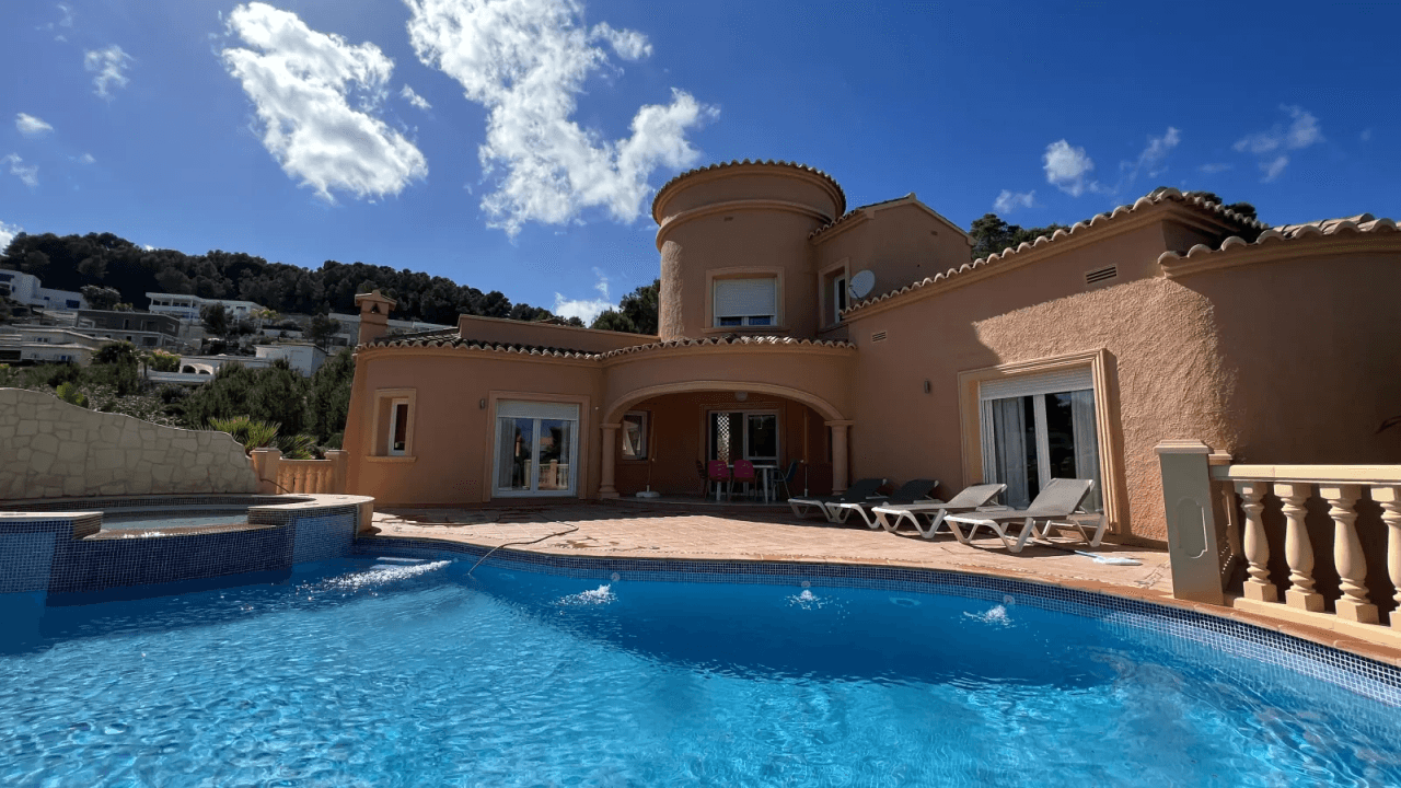 Top gepflegte 3 Schlafzimmer Villa mit Panoramablick und Vermietungslizenz in Javea