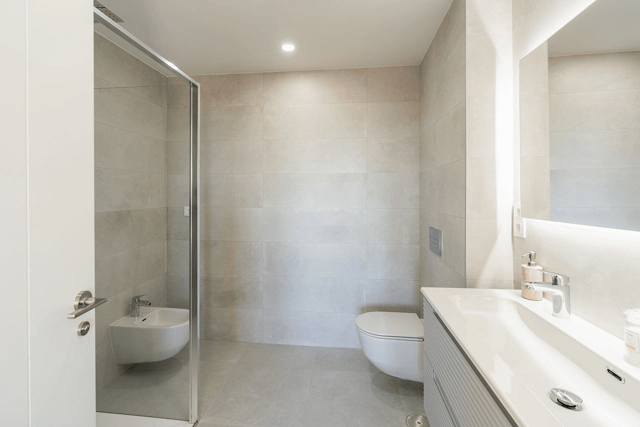 Maisons mitoyennes avec 4 chambres, 3 salles de bains, WC invités, vue sur la mer, climatisation, place de parking et piscine commune