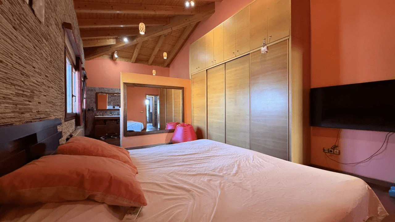 Villa exclusive de style méditerranéen alliant luxe, efficacité énergétique et matériaux haut de gamme.