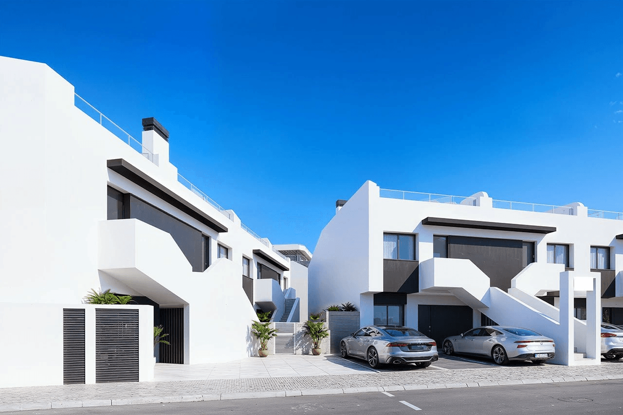 Appartements au dernier étage avec 3 chambres, 2 salles de bains, toit-terrasse, parking privé et piscine communautaire