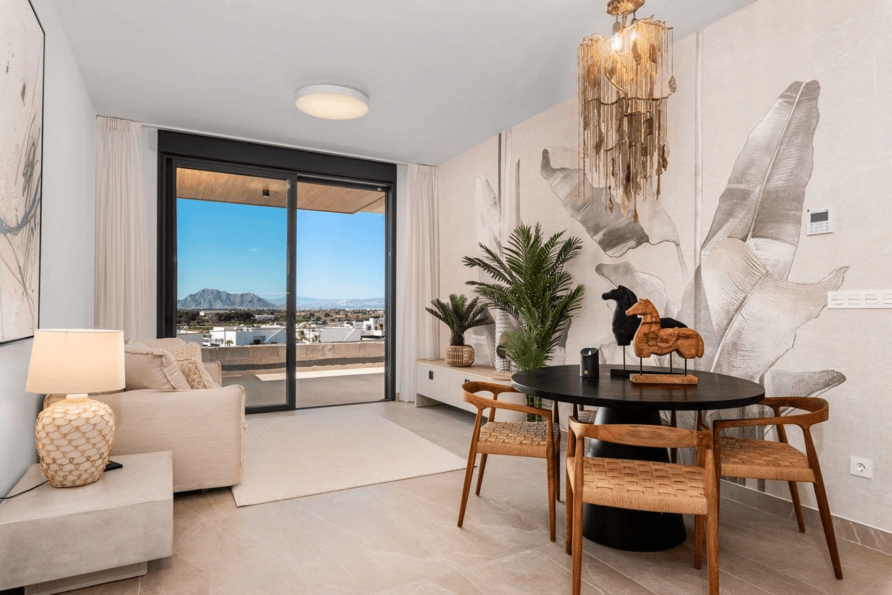 Appartements avec 4 chambres, 2 salles de bain, cuisine équipée moderne avec des appareils électriques et piscine communautaire