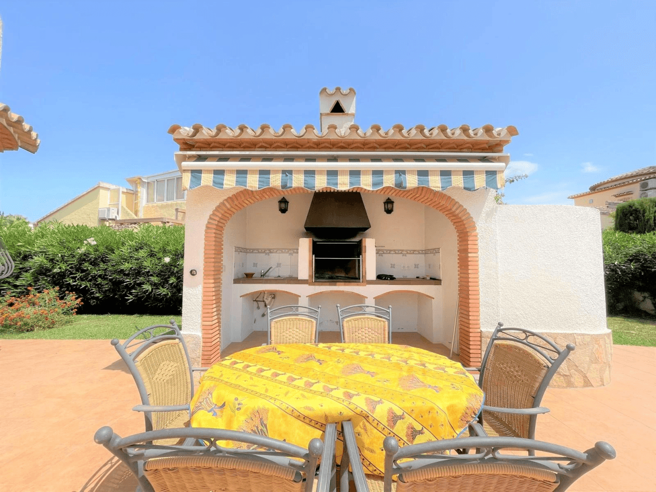 Schöne gepflegte Villa mit mediterranem Garten, großen Privatpool und Klimaanlagen