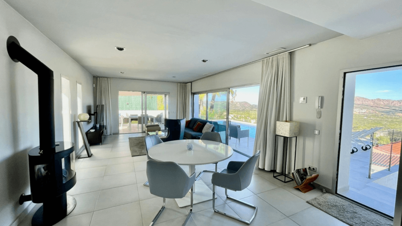 Villa zu verkaufen in Orba: Minimalistischer Luxus mit fantastischer Aussicht