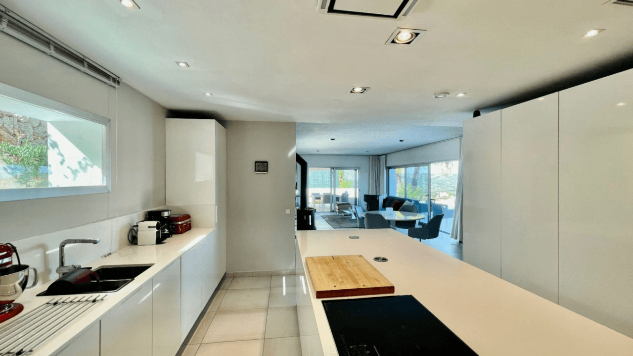 Villa zu verkaufen in Orba: Minimalistischer Luxus mit fantastischer Aussicht