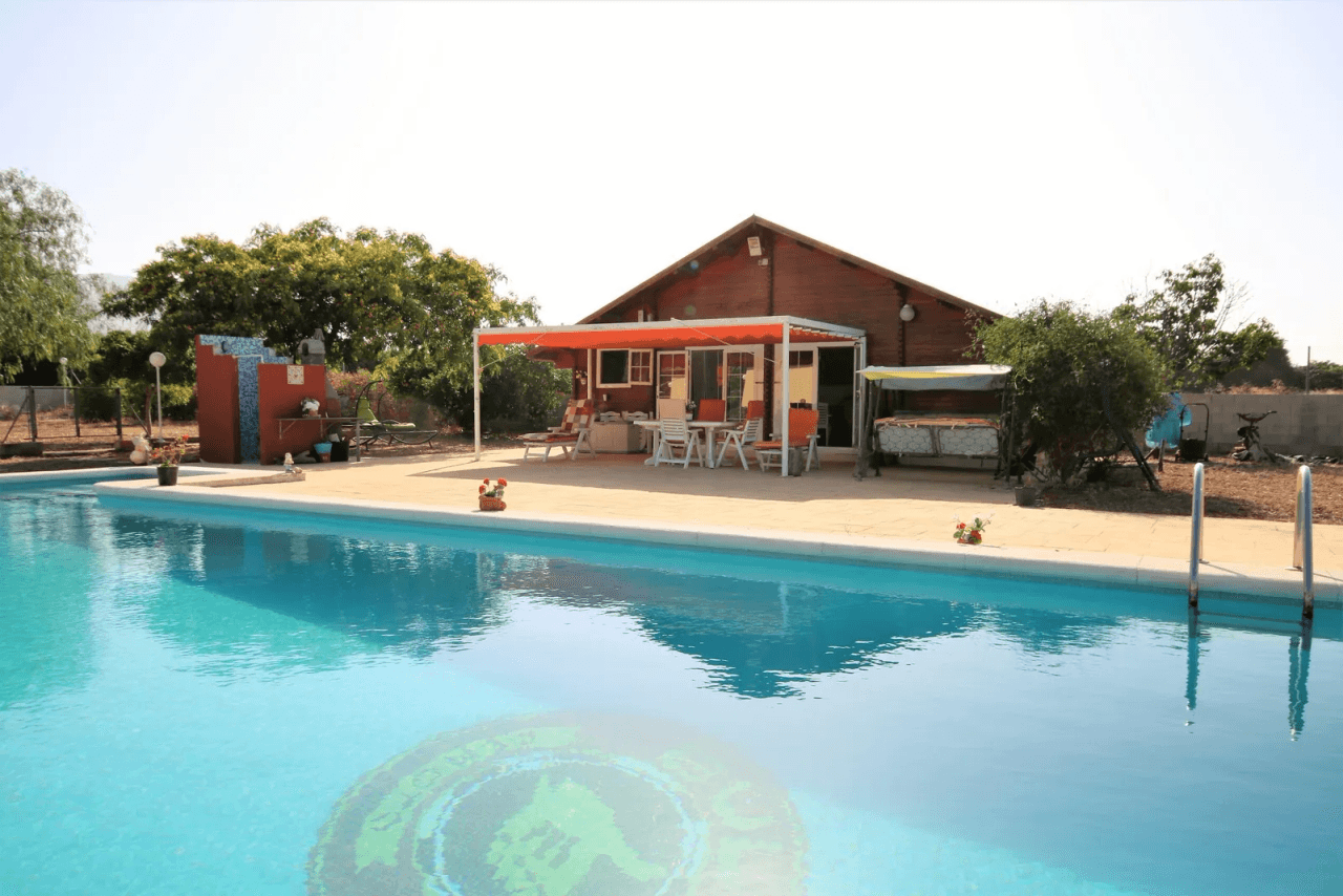 Magnifique villa de 4 chambres avec grande piscine sur un terrain très privé et proche de la plage.