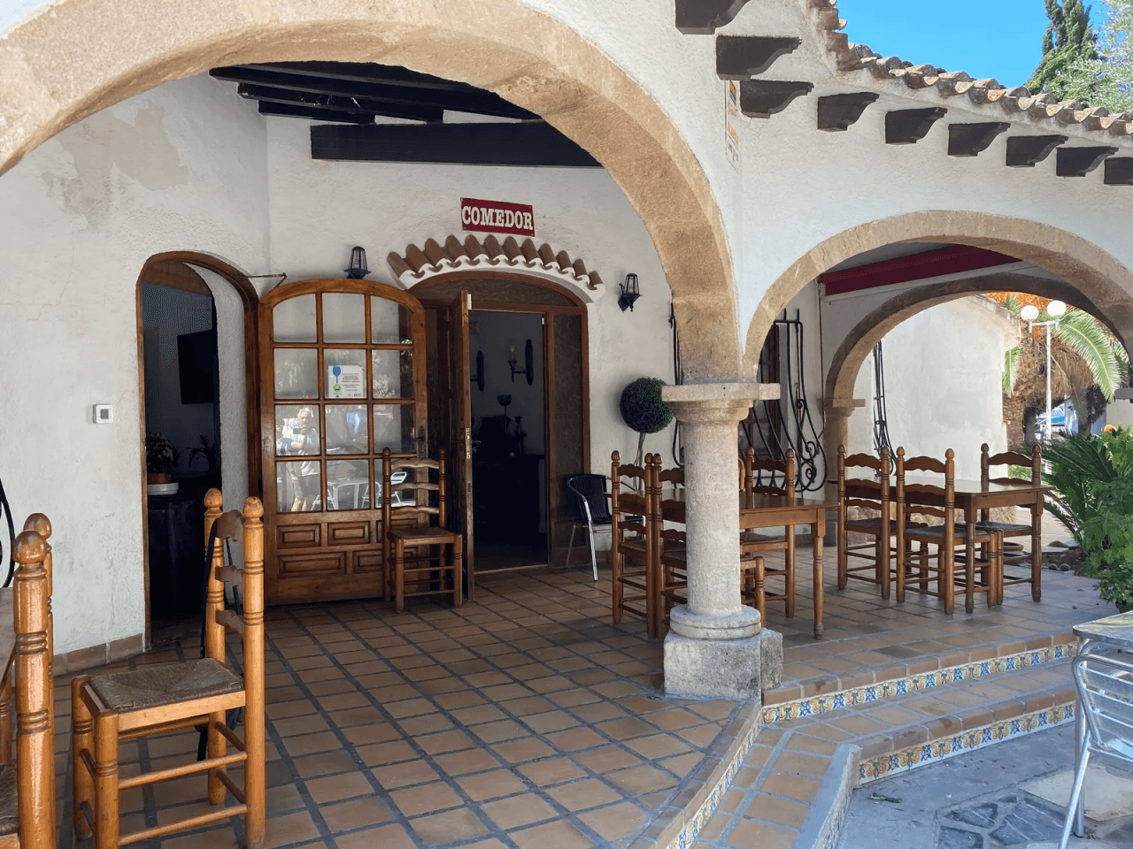 Restaurant avec piscine, grand terrain en excellent emplacement, maison, garage et plus.
