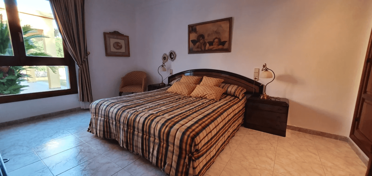Mansión muy bien cuidada en excelente zona residencial en Oliva XL parcela