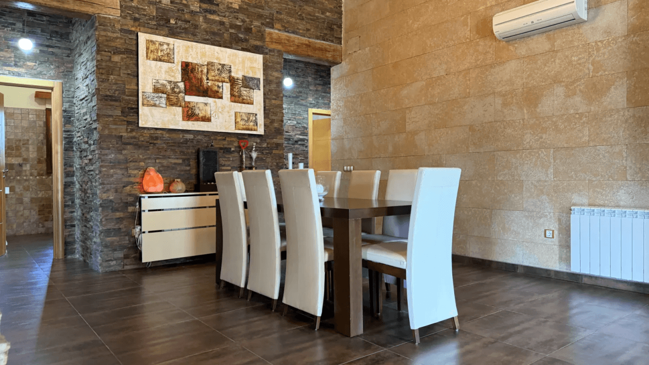Villa exclusive de style méditerranéen alliant luxe, efficacité énergétique et matériaux haut de gamme.