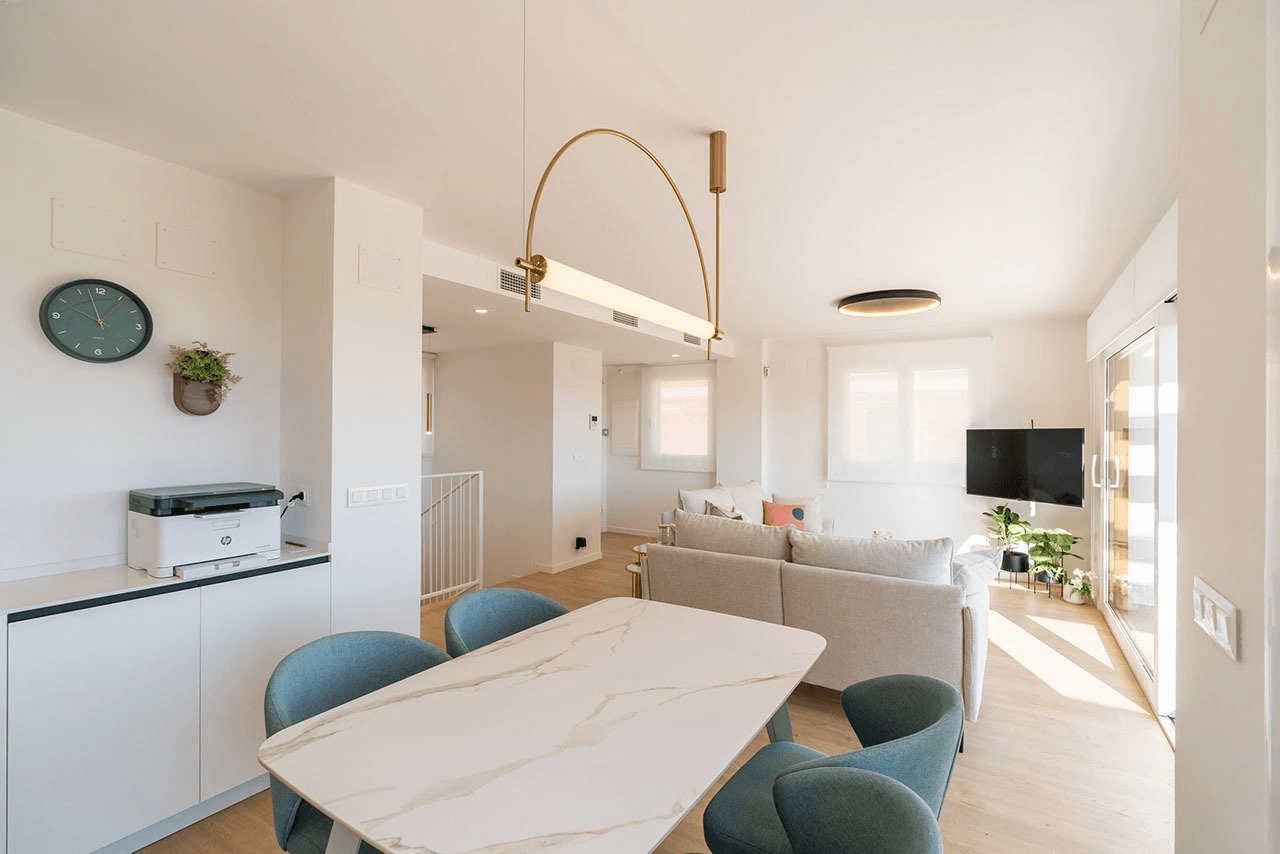 Maisons mitoyennes avec 4 chambres, 3 salles de bains, WC invités, vue sur la mer, climatisation, place de parking et piscine commune
