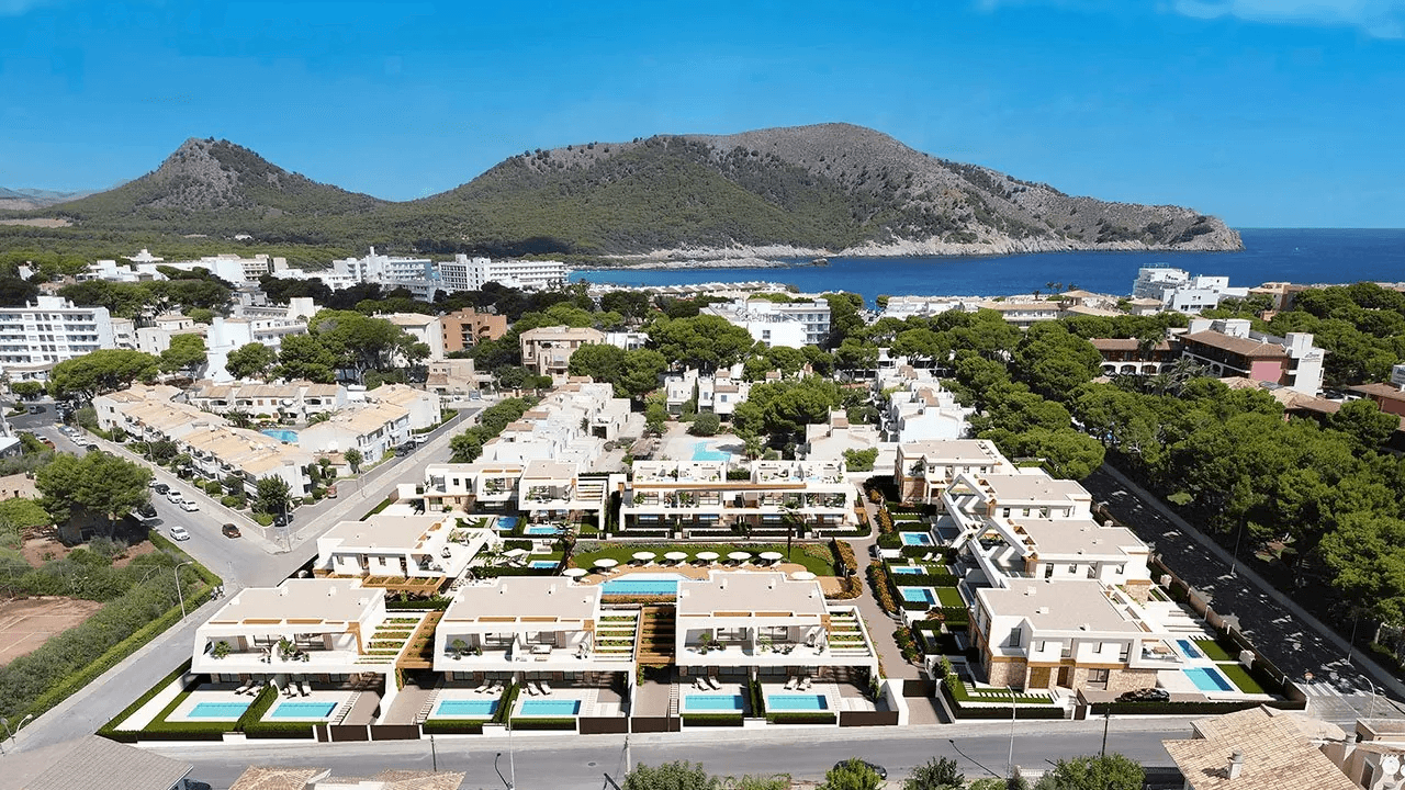 Villas jumelées avec 3 chambres à coucher, 3 salles de bain, chauffage par le sol, climatisation et piscine commune à seulement 500 m de la plage