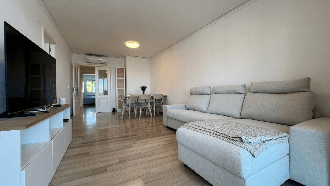Appartement avec 2 chambres, piscine communautaire et à seulement 50m de la mer Méditerranée !