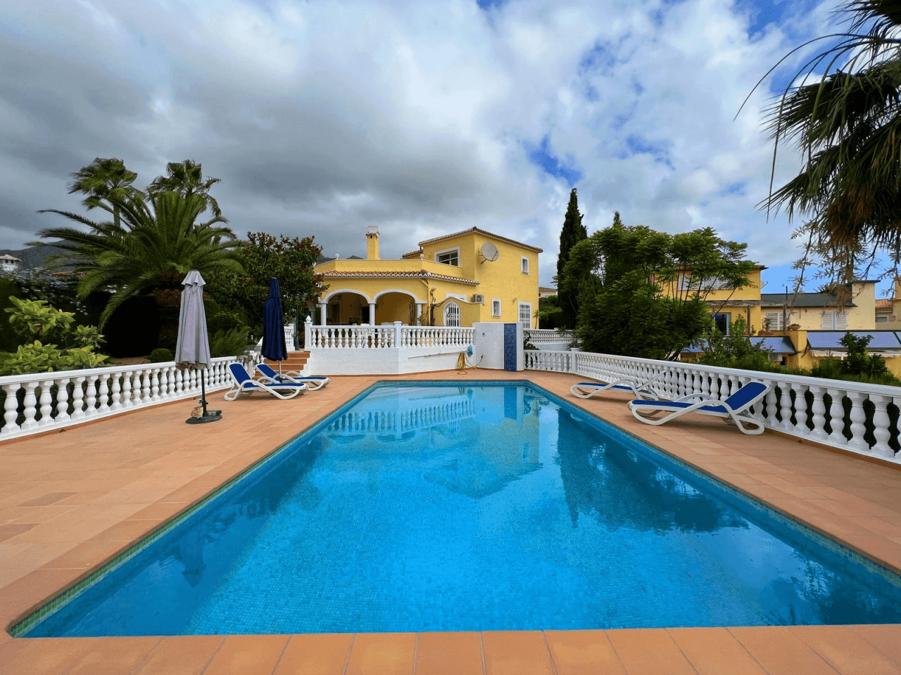 Villa ''Pauline'' mit pool und einen wunderschönen Garten in Beniarbeig