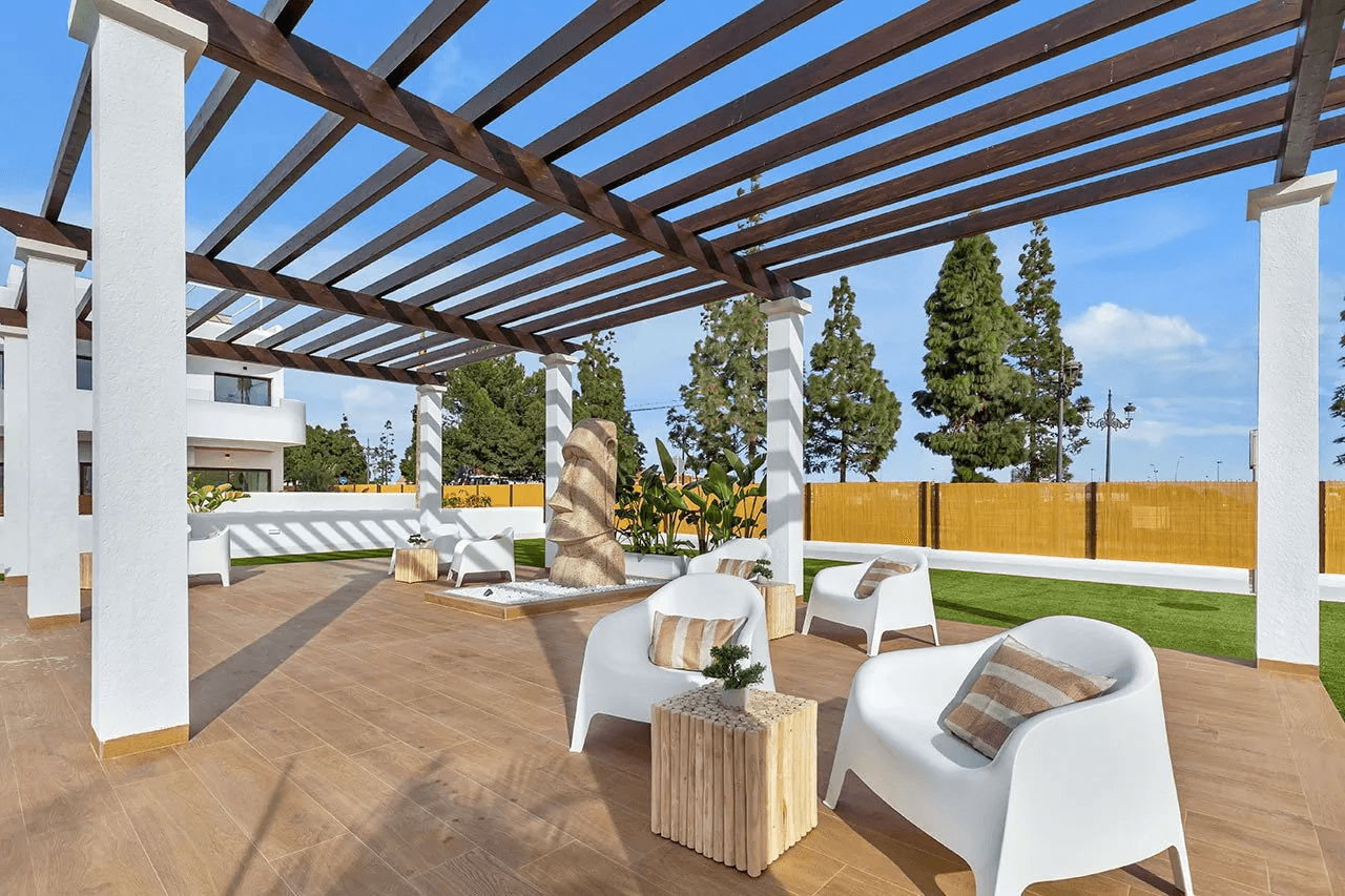 Áticos de 2 dormitorios y 2 baños con solárium, piscina comunitaria y parking privado junto al La Serena Golfresort