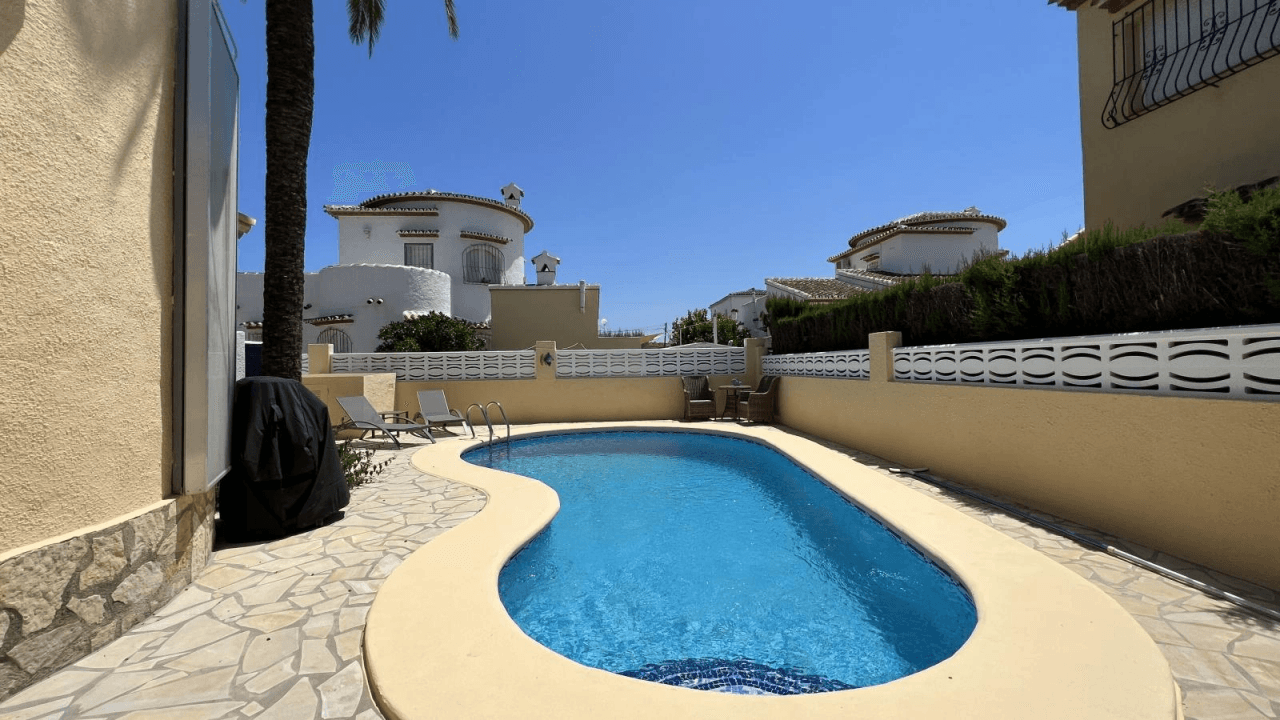 Sehr gepflegte Villa in ruhiger Wohnlage mit Privatpool in Meernähe