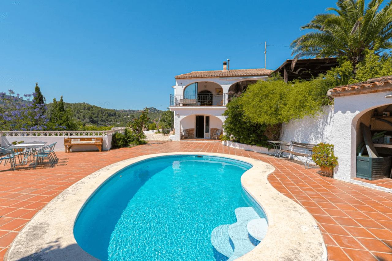 Villa zu verkaufen in Benissa: Stallungen und Grundstück