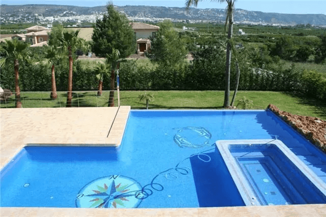 Villa de luxe en parfait état, avec piscine débordante, appartement d‘invité, FH, vue mer, garage et beaucoup plus.