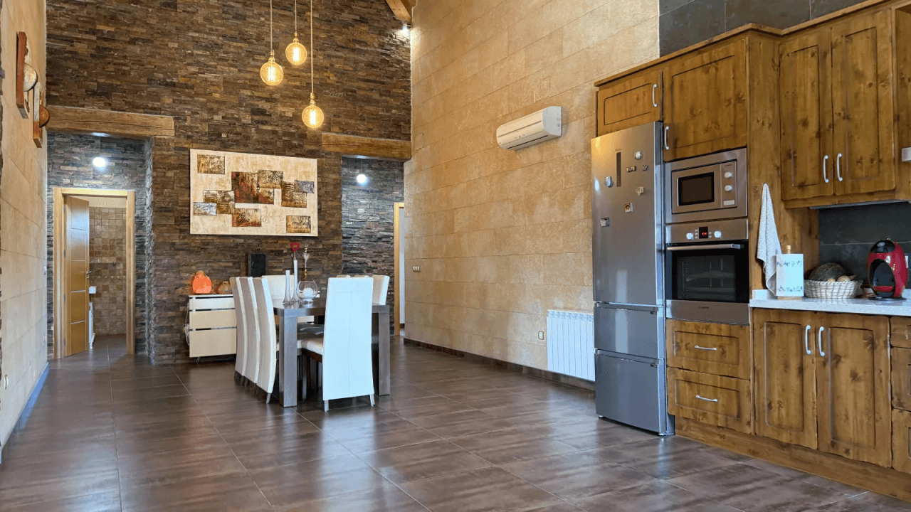 Villa exclusive de style méditerranéen alliant luxe, efficacité énergétique et matériaux haut de gamme.