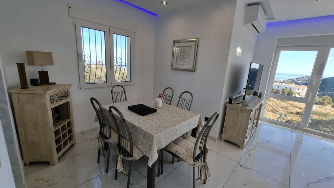 Villa muy bien cuidada de 4 dormitorios con piscina en una impresionante ubicación panorámica en Rafol del Almunia