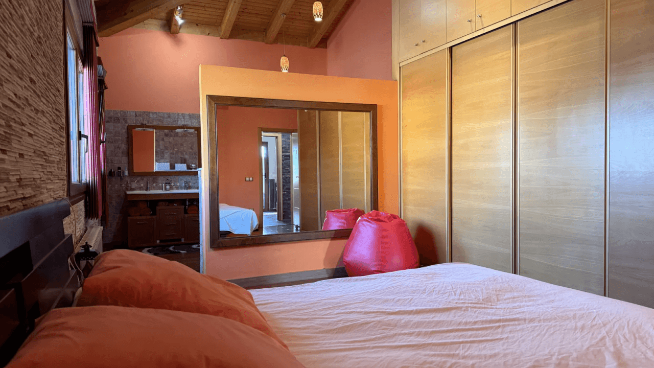 Villa exclusive de style méditerranéen alliant luxe, efficacité énergétique et matériaux haut de gamme.