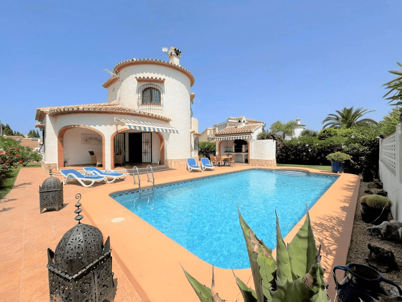 Schöne gepflegte Villa mit mediterranem Garten, großen Privatpool und Klimaanlagen