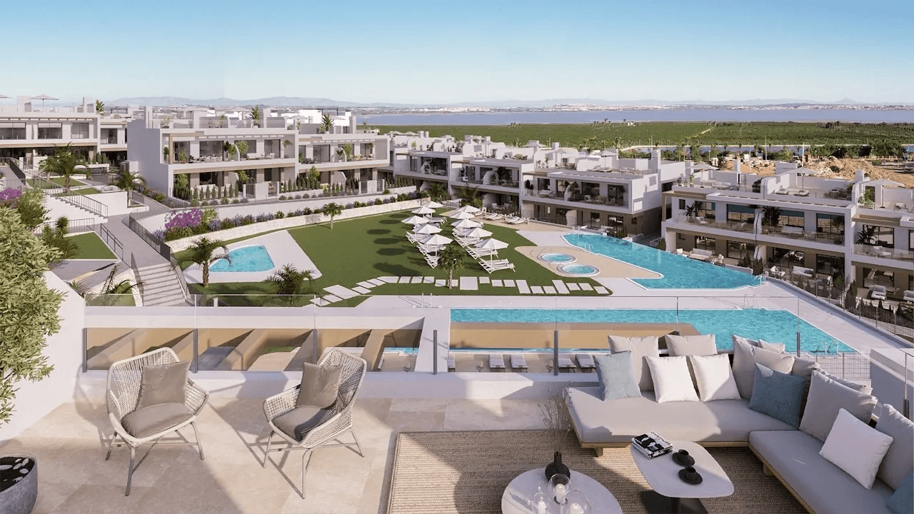 Penthouses avec 3 chambres, 2 salles de bain, terrasse sur le toit, parking privé, piscines communes et jacuzzis chauffés