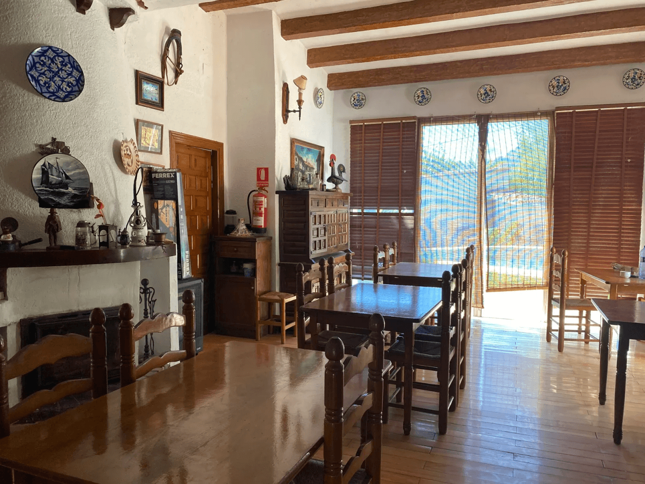 Restaurant avec piscine, grand terrain en excellent emplacement, maison, garage et plus.