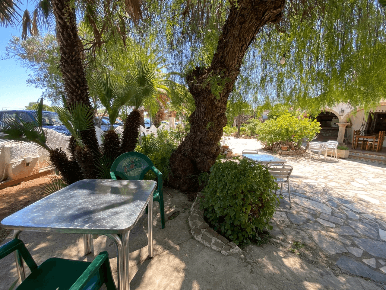 Restaurant avec piscine, grand terrain en excellent emplacement, maison, garage et plus.