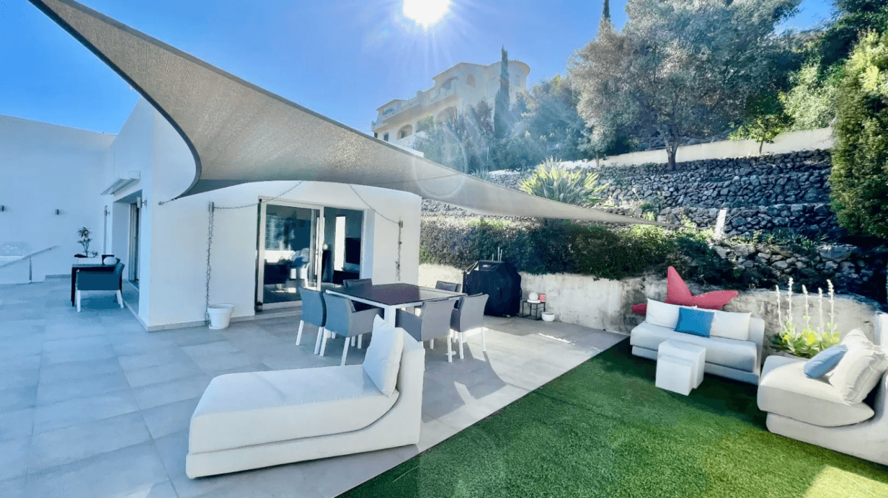 Villa zu verkaufen in Orba: Minimalistischer Luxus mit fantastischer Aussicht