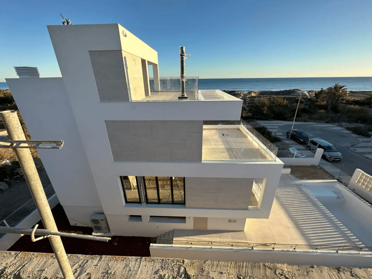 Villa de lujo de nueva construcción con acceso directo a la playa a poca distancia del puerto y del campo de golf.