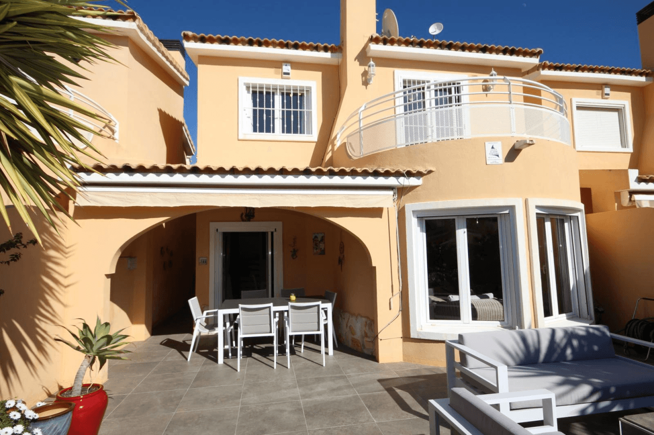 Jolie maison mitoyenne avec piscine à Gata de Gorgos