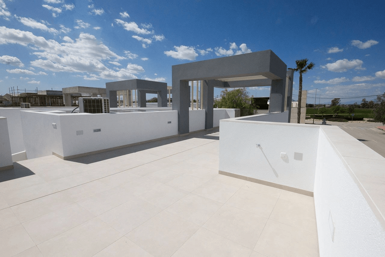 Appartements au dernier étage avec 3 chambres, 2 salles de bains, toit-terrasse, parking privé et piscine communautaire