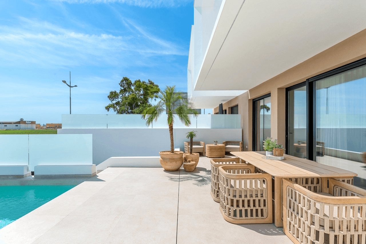 Maisons mitoyennes spacieuses avec 3 chambres, 2 salles de bains, W.C., piscine privée et parking privée