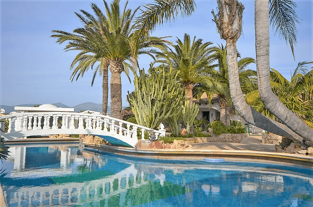 Villa d'exception avec plusieurs maisons d'hôtes dans un parc bien entretenu à Calpe.