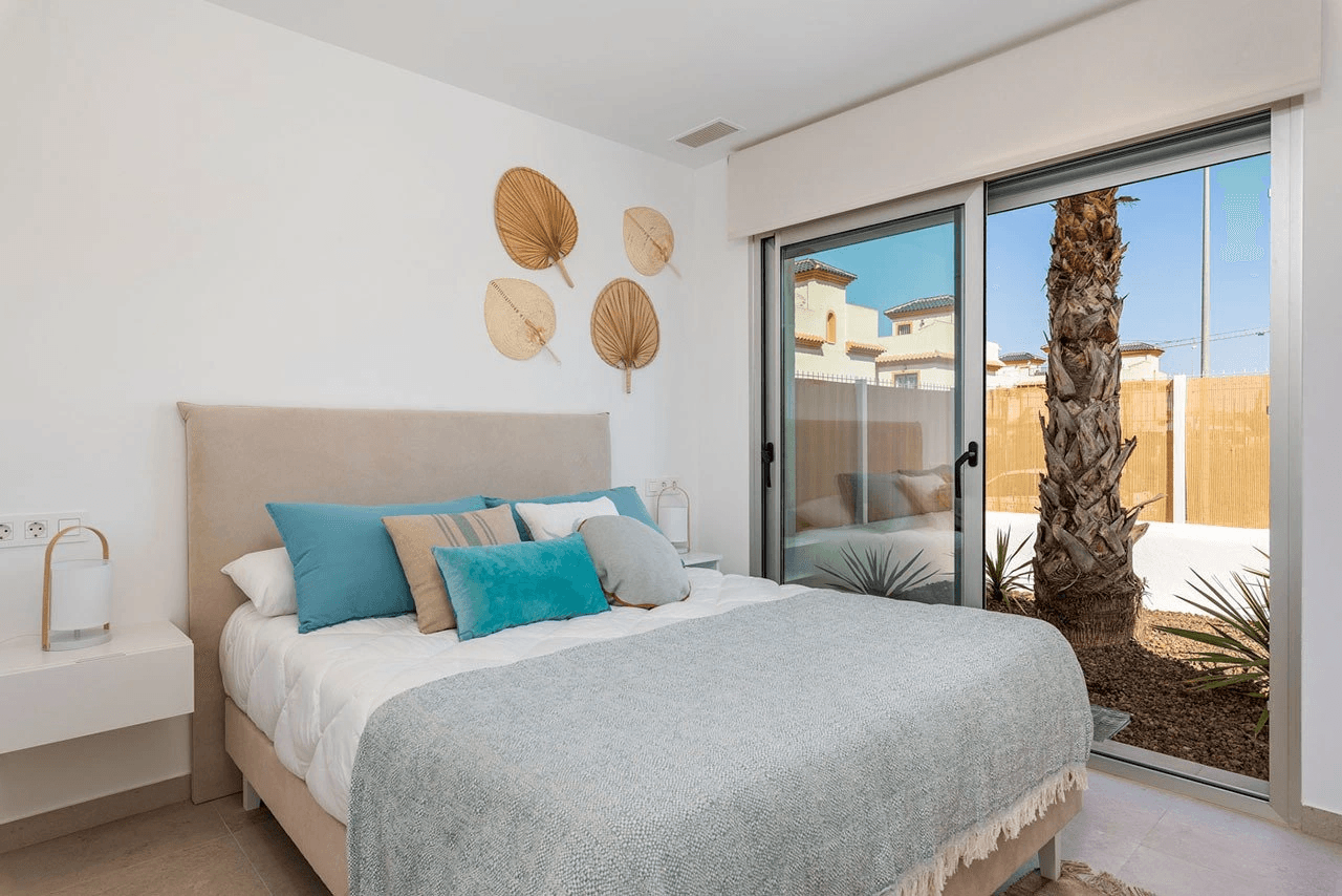 Villas de dos plantas con 3 dormitorios, 2 baños, preinstalación aire acondicionado y piscina privada en el campo La Serena Golf