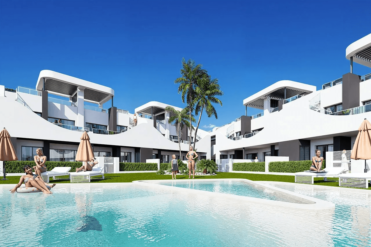 Appartements au rez-de-chaussée avec 3 chambres, 2 salles de bains, parking privé et piscine communautaire
