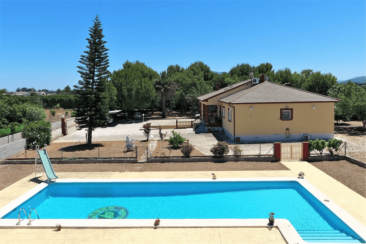 Villa mit 4 Schlafzimmern und großem Pool, auf einem großzügigen Grundstück ohne Stromleitungen und in unmittelbarer Nähe zum Strand. In einer sehr ruhigen und privaten Umgebung gelegen.