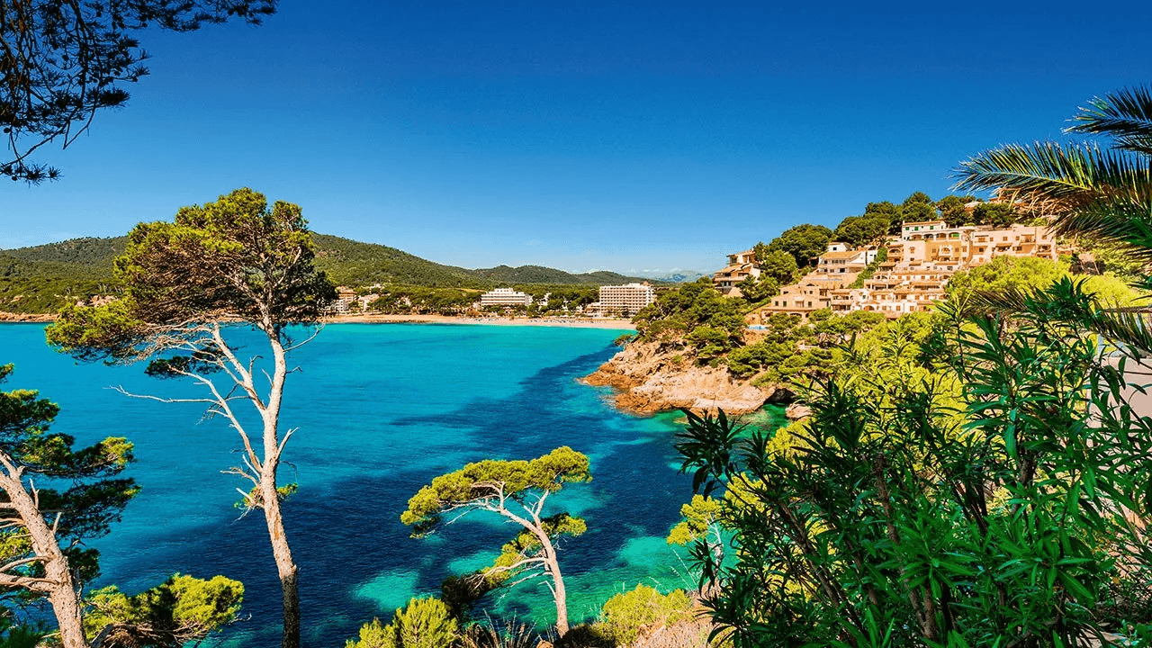 Appartements avec 2 chambres, 2 salles de bains, climatisation, piscine commune, place de parking souterrain et vue sur la mer