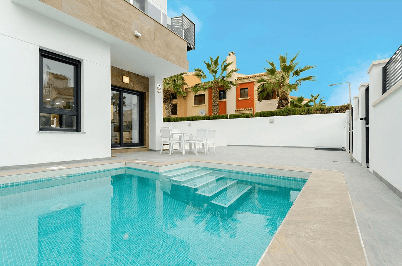 Villas avec 3 chambres, 3 salles de bains, climatisation pré-installée, piscine privée et parking privé